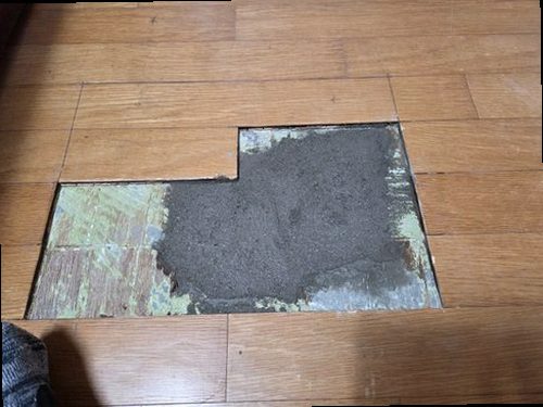 장안구 누수탐지 천장 누수 흔적과 수분 측정기를 확인하는 현장