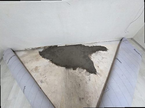 장안구 누수탐지 천장에 번진 얼룩과 습기 상태를 확인하는 모습