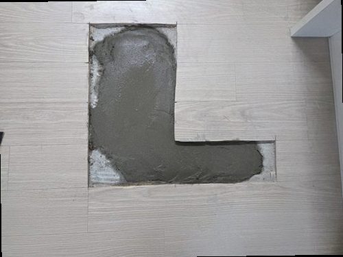 장안구 누수탐지 욕실 바닥과 아래층 천장 누수 흔적을 확인하는 현장
