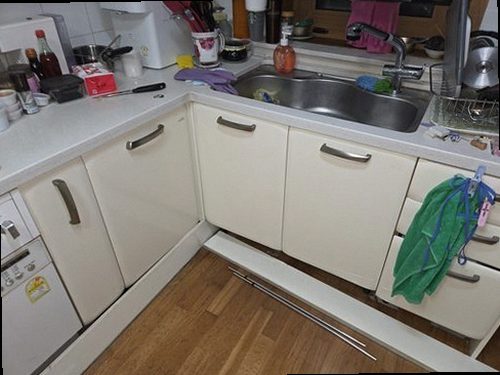 양평 누수탐지 주방 싱크대 하부장과 벽면에 나타난 물자국 현장