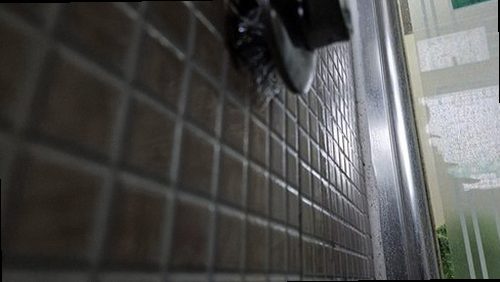 아산시 누수탐지 베란다 천장 물자국과 창틀 주변 누수 흔적을 확인하는 현장