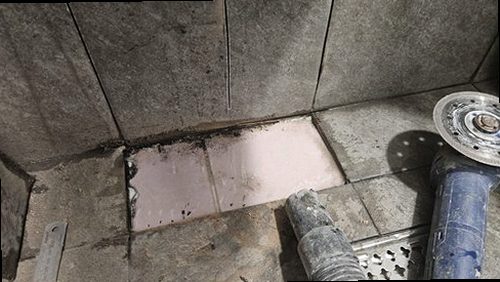아산시 누수탐지 싱크대 하부장 내부의 급수관과 배수호스 연결 상태 점검