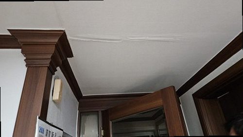 아산시 누수탐지 거실 천장 얼룩과 수분 측정 장비를 확인하는 현장