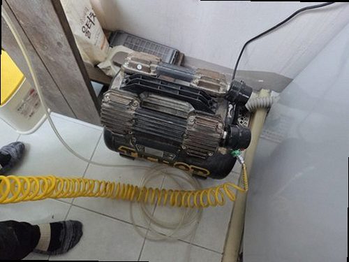 양주 누수탐지 보일러와 난방 분배기 연결 배관을 점검하는 모습