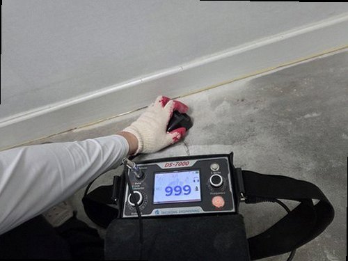 광주 누수탐지 벽과 천장에 나타난 누수 흔적을 확인하는 모습