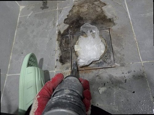 송파구 누수탐지 배관 압력검사와 청음탐지를 진행하는 실내 현장