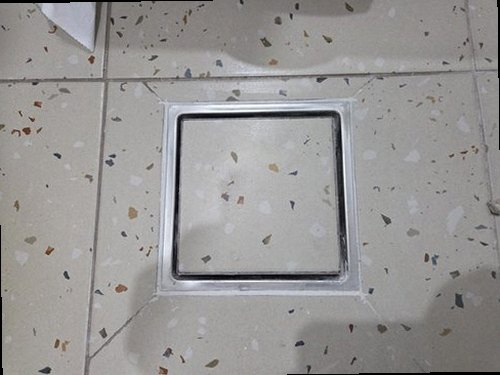 송파구 누수탐지 변기 주변 바닥과 배수구 상태를 확인하는 모습