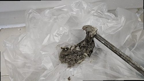송파구 누수탐지 누수 점검을 위해 배관 압력과 수분을 측정하는 장비