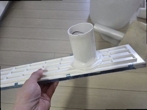송파구 누수탐지 거실 천장 누수 흔적과 벽면 습기 상태를 확인하는 현장
