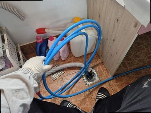 팔달구 누수탐지 공압 게이지와 가스탐지기를 활용해 배관 이상을 확인하는 모습