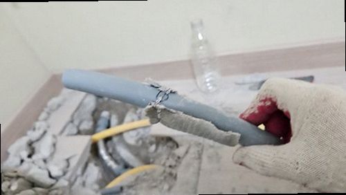팔달구 누수탐지 천장 누수 흔적과 수분 측정기를 확인하는 현장