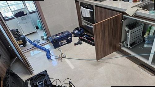 서해구·검단구 누수탐지 수도계량기 별침과 누수 탐지 장비를 확인하는 현장