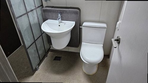 평택 누수탐지 욕실 바닥과 수도 배관 주변의 누수 흔적을 확인하는 모습