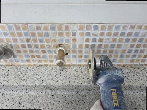 평택 누수탐지 보일러와 난방 분배기 연결 상태를 확인하는 현장