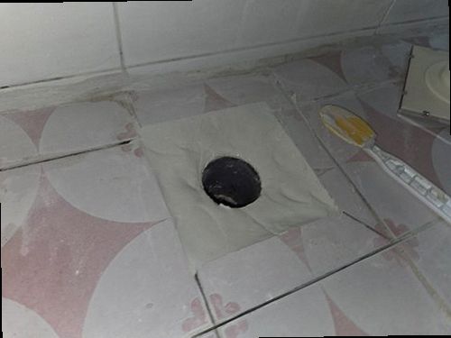 미추홀구 누수탐지 벽지 변색과 천장 누수 흔적을 확인하는 모습