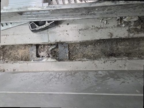 여주 누수탐지 천장 물자국과 벽지 들뜸이 나타난 실내 점검 모습
