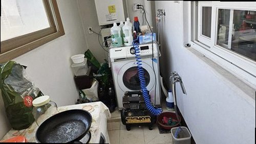 여주 누수탐지 천장 얼룩과 배관 누수 흔적을 확인하는 모습