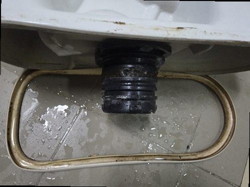여주 누수탐지 배관 압력 검사와 부분 굴착 후 연결부를 확인하는 현장