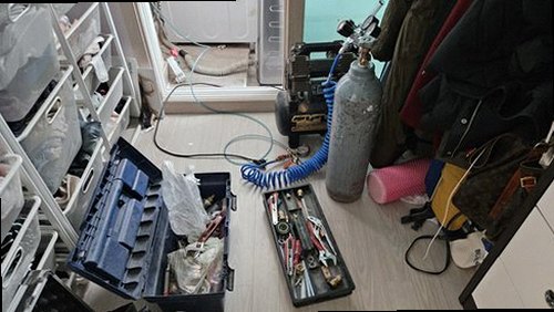 서울 강서구 누수탐지 수도계량기와 공압 측정기를 이용해 배관 압력을 확인하는 현장