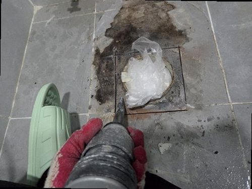 은평구 누수탐지 욕실 벽면 누수 흔적과 수도계량기 별침을 확인하는 현장