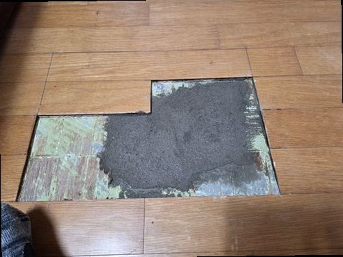 영통구 누수탐지 수도계량기 별침과 실내 누수 흔적을 확인하는 모습