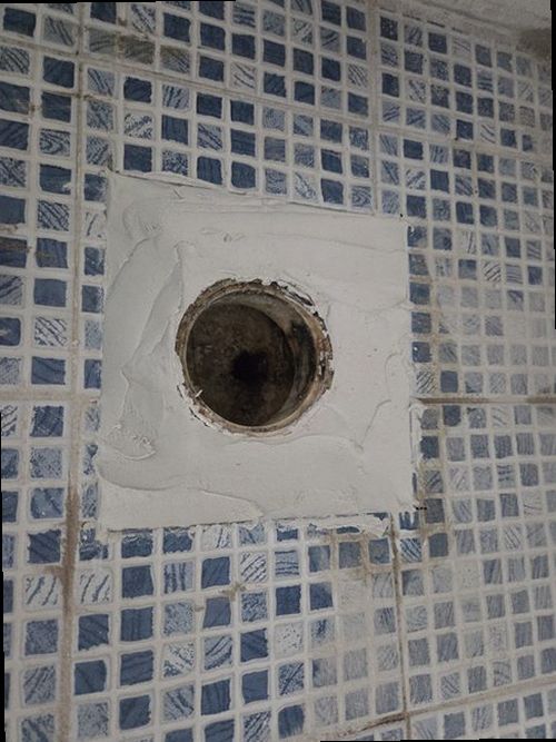 영통구 누수탐지 벽체 내부 배관 연결부와 누수 위치를 확인하는 모습