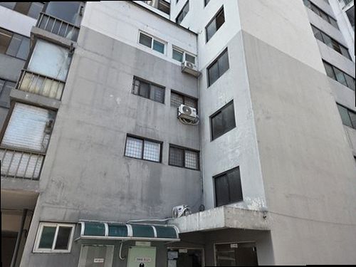 영통구 누수탐지 천장과 벽면에 번진 누수 흔적을 확인하는 모습
