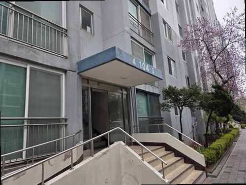 처인구 누수탐지 거실 천장 얼룩과 벽면 습기 상태를 확인하는 현장