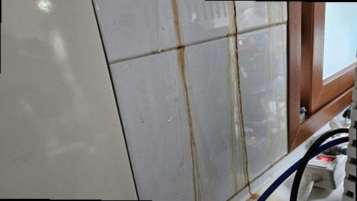 대전 중구 누수탐지 싱크대 하부장과 급수 배관 주변의 누수 흔적