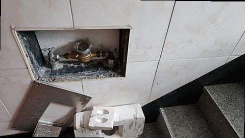 대전 중구 누수탐지 싱크대 하부장과 벽지 하단의 누수 흔적을 확인하는 현장