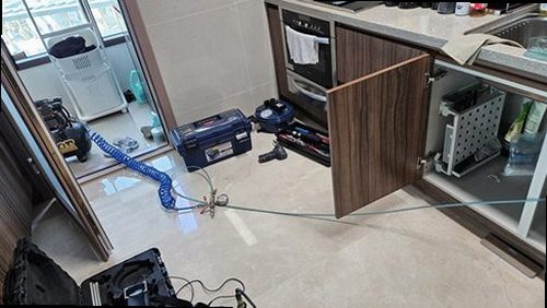 강남구 누수탐지 수도계량기 별침 움직임을 확인하는 모습