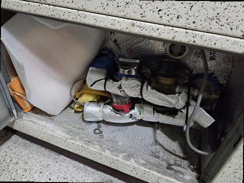 강남구 누수탐지 난방 배관 보수 후 압력 검사를 진행하는 현장