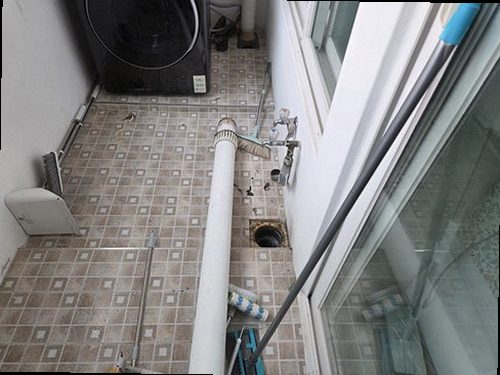 강남구 누수탐지 거실 천장 누수 흔적과 벽지 들뜸을 확인하는 모습