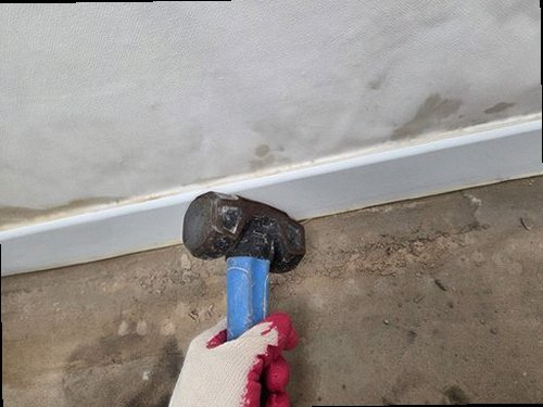 중원구 누수탐지 싱크대 하부장과 벽면 누수 흔적을 확인하는 모습