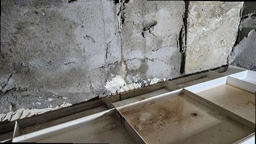 세종시 누수탐지 천장과 벽지의 습기 흔적을 확인하는 모습