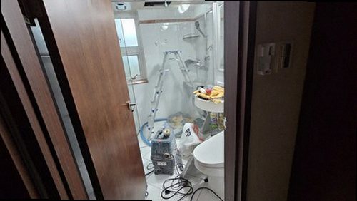 세종시 누수탐지 화장실 바닥과 변기 주변 누수 흔적을 확인하는 모습