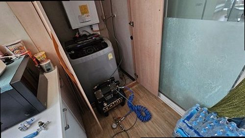 동두천 누수탐지 누수 위치를 확인하기 위해 압력 게이지와 탐지 장비를 사용하는 모습