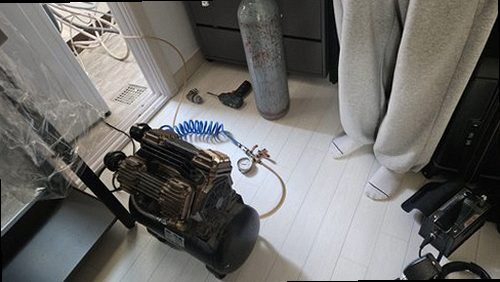 동두천 누수탐지 천장 누수 흔적과 배관 점검을 비교하는 모습