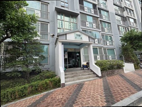 동두천 누수탐지 욕실 바닥과 벽면의 누수 흔적을 확인하는 모습