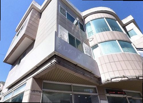 수지구 누수탐지 천장 누수 흔적과 점검 위치를 확인하는 모습