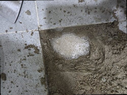 일산서구 누수탐지 공압검사와 가스탐지로 매립 배관 누수 위치를 확인하는 장면