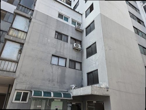 덕양구 누수탐지 배관에 압력을 주입하고 게이지 변화를 확인하는 모습