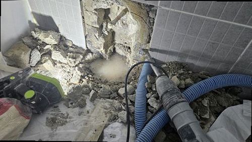 부산진구 누수탐지 수도계량기 별침과 실내 누수 흔적을 점검하는 모습