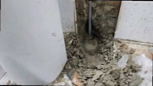 부산진구 누수탐지 수도계량기 별침과 밸브를 확인하는 모습