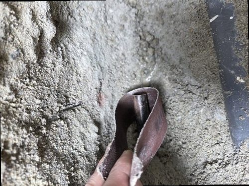 구리 누수탐지 배관 보수 후 압력과 주변 수분 상태를 재확인하는 모습