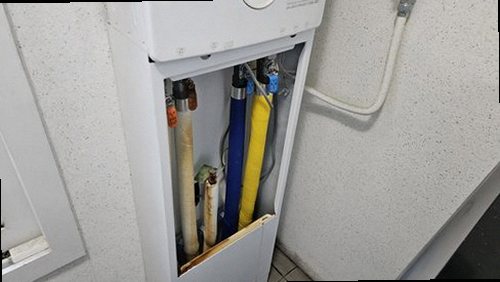 구리 누수탐지 압력 게이지와 청음탐지기를 활용해 배관을 검사하는 모습