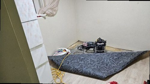 의왕 누수탐지 수도계량기 별침과 실내 누수 흔적을 확인하는 모습
