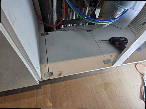 가평 누수탐지 싱크대 주변 벽지 변색과 누수 흔적을 확인하는 모습
