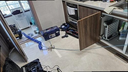 원미구 누수탐지 싱크대 하부와 벽면의 누수 흔적을 확인하는 현장