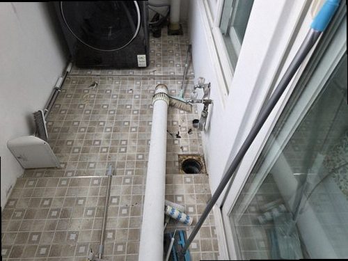 원미구 누수탐지 열화상 카메라와 수분측정기로 누수 의심 구간을 확인하는 모습